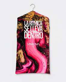 Funda de Vestuario Volcano Rose VINKOVA – Donde Tu Malla Descansa en la Lava 🌋💗
